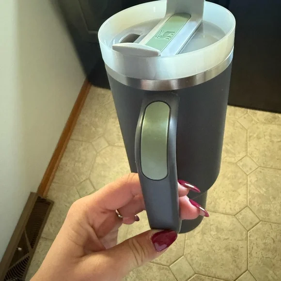 Stanley Cup Teal accents, NO STRAW - Picture 7 of 7